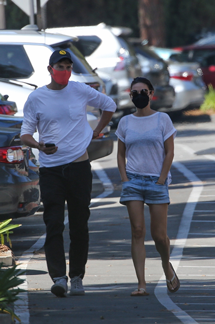 Редкий кадр: Эштон Катчер и Мила Кунис на прогулке в Лос-Анджелесе Звездные пары