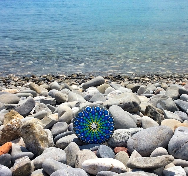 Мандалы на пляжных камнях от художницы Элспет Маклин. Фото