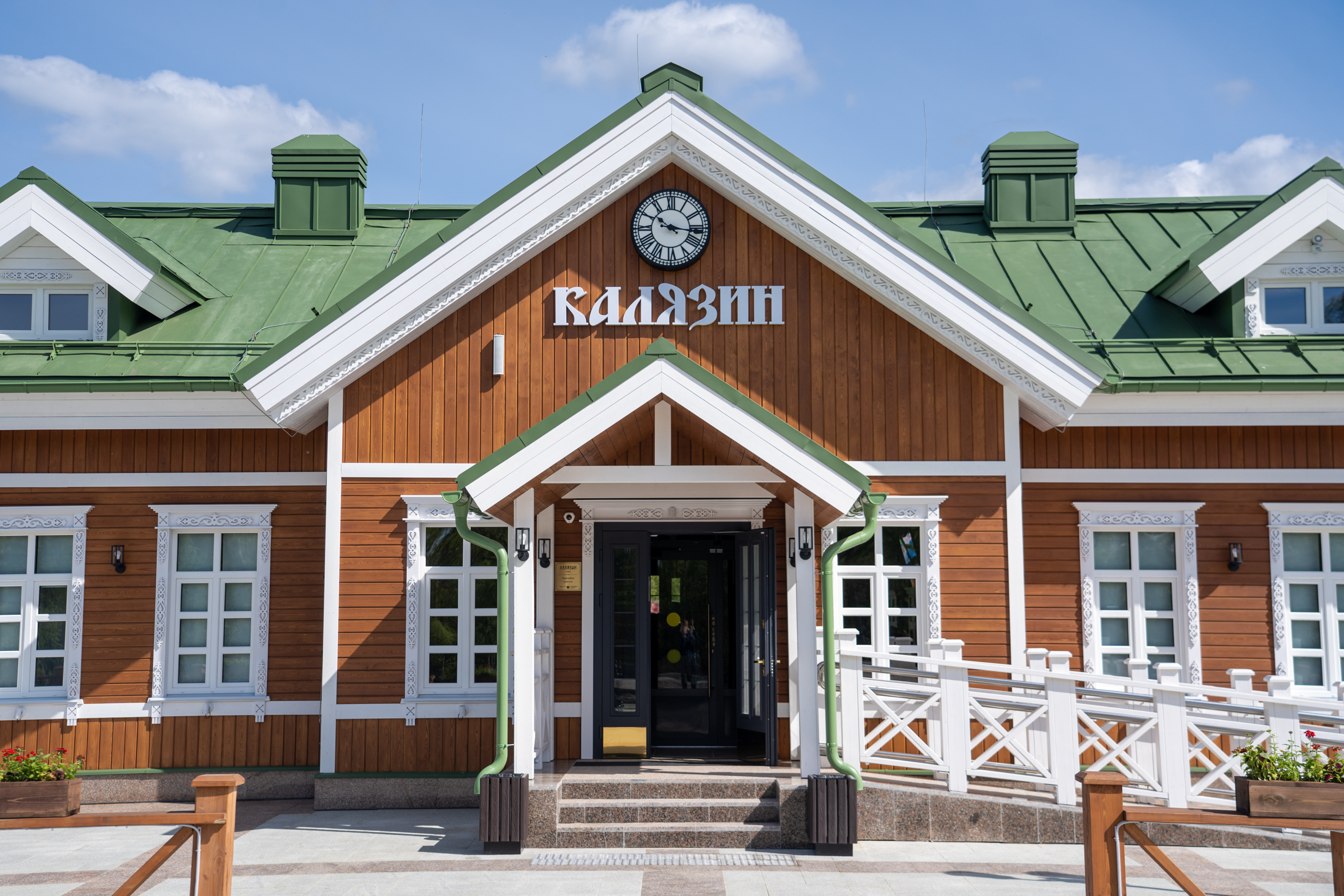 Блогер показал новое здание железнодорожного вокзала в Калязине