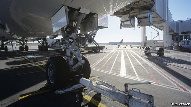 Полет на шасси самолета: сколько выживает "зайцев-экстремалов" и отчего они гибнут? Полет на шасси самолета: сколько выживает "зайцев-экстремалов" и отчего они гибнут? авиапроисшествия,авиация