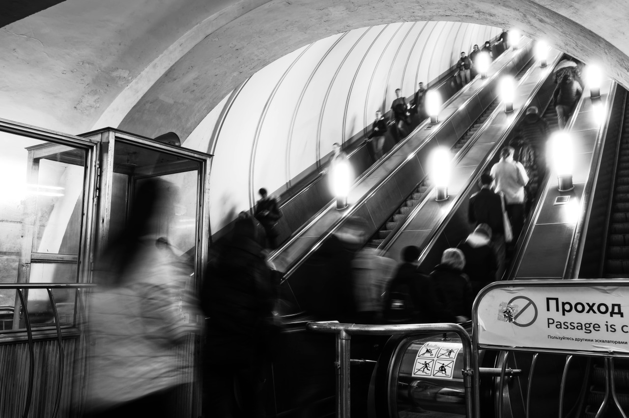 Есть время московское. Вестибюль метро Адмиралтейская. Станция метро Адмиралтейская 2. Метро Адмиралтейская снаружи.