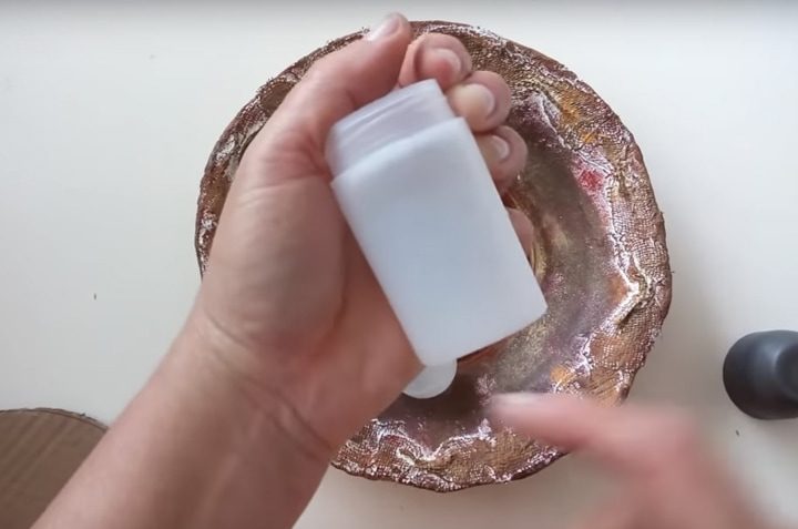 Как с умом использовать флаконы от дезодорантов Как с умом использовать флаконы от дезодорантов шарик, приклейте, флакон, Сделайте, резьбой, несколько, паяльником, отверстие, флакона, нитку, шариков, держатели, бусин, оклейте, снова, детали, джутом, пришивания, вставьте, бумажных