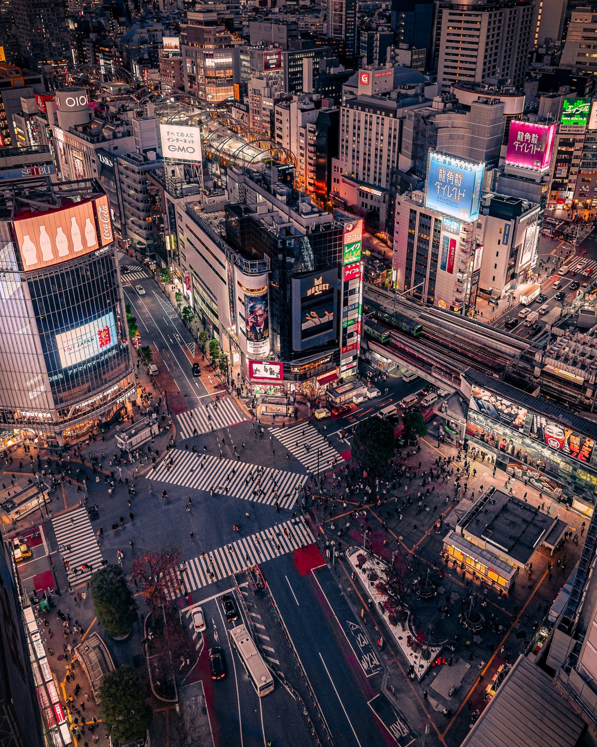 На улицах Токио города, Казуя, фотосъемку, Токио, Японский, площади, своими, аудиторией, делится, Instagram, языке, английском, ведёт, Юноша, Москвой, можно, размеру, сопоставить, интересными, плотность