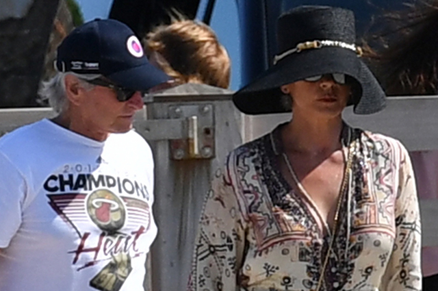 Кэтрин Зета-Джонс с сыном и мужем Майклом Дугласом в Уэльсе Кэтрин Зета-Джонс с сыном и мужем Майклом Дугласом в Уэльсе заморские звезды,Кэтрин Зета-Джонс,развлечение,фото,шоубиz,шоубиз