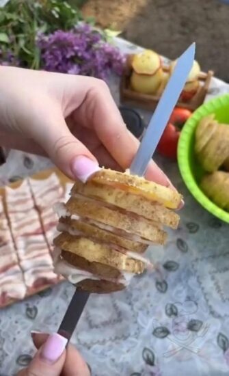 Картофель с беконом на мангале: сочная закуска для пикника.