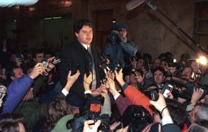 В марте 1992 года в Доме культуры одного из совхозов Московской области состоялся так называемый VI съезд народных депутатов СССР. На фото: В. Алкснис выступает перед журналистами в гостинице "Москва" перед выездом на съезд/