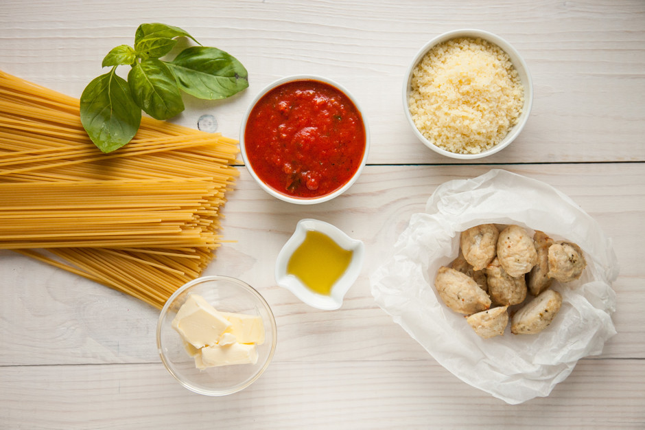 Можно ли пасту в пост. Спагетти Ингредиенты. Ингредиенты для макарон. Итальянская паста Ингредиенты. Ингредиенты пасты макароны.