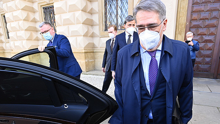 ТАБАКИ НЕ УНИМАЕТСЯ – ИЗ ЧЕХИИ ВЫСЫЛАЮТ ЕЩЁ 22 РУССКИХ ДИПЛОМАТА И 48 ТЕХСЛУЖАЩИХ ПОСОЛЬСТВА