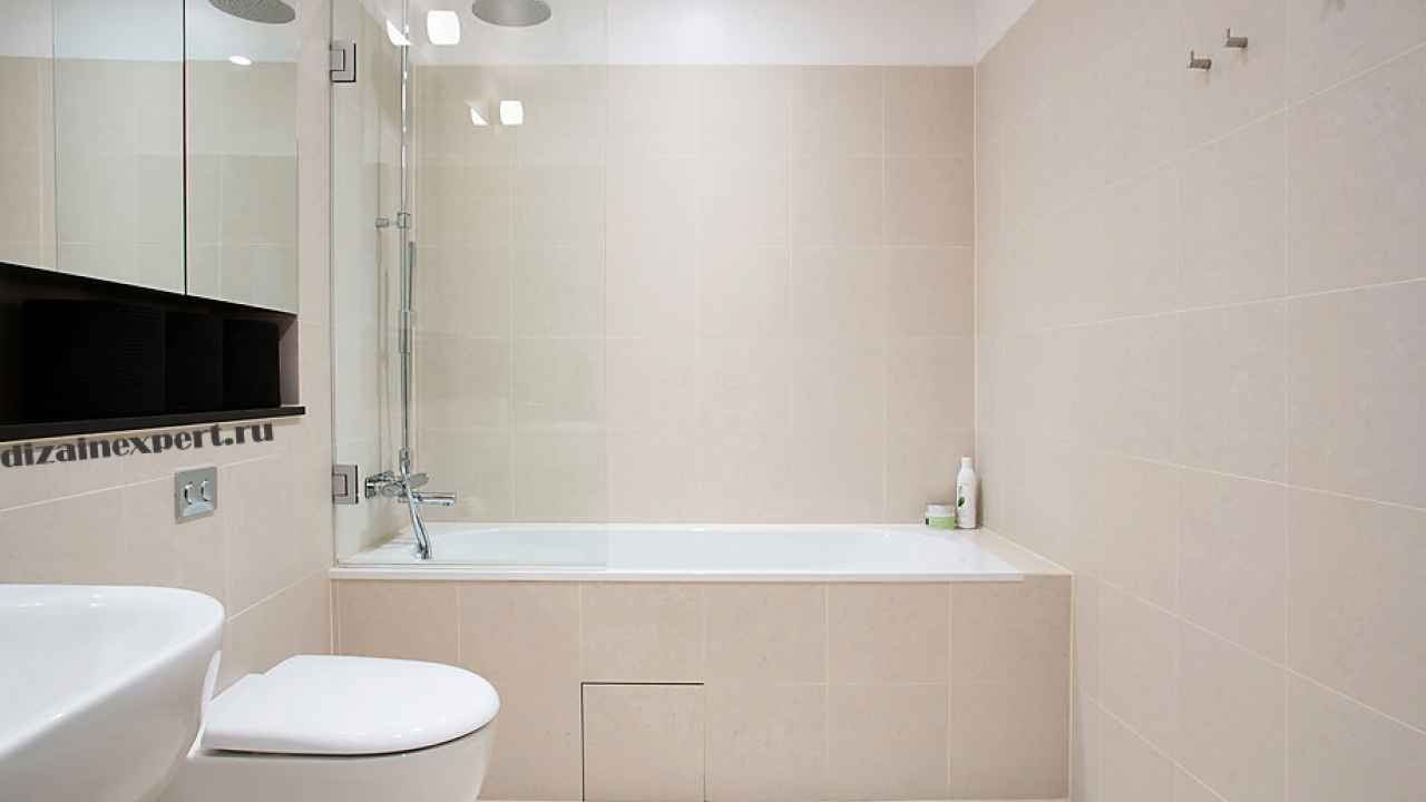 Фото светлых ванных комнат. Ванна однотонная плитка. Светлая ванная. Маленькая ванная в светлых тонах. Современная светлая ванная.