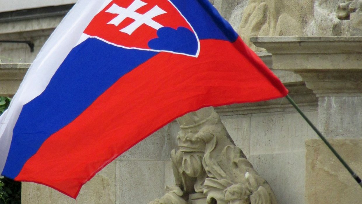 ВСУ заставили жителя Донбасса съесть вымпел сборной Словакии, приняв его за флаг РФ — ЛНР