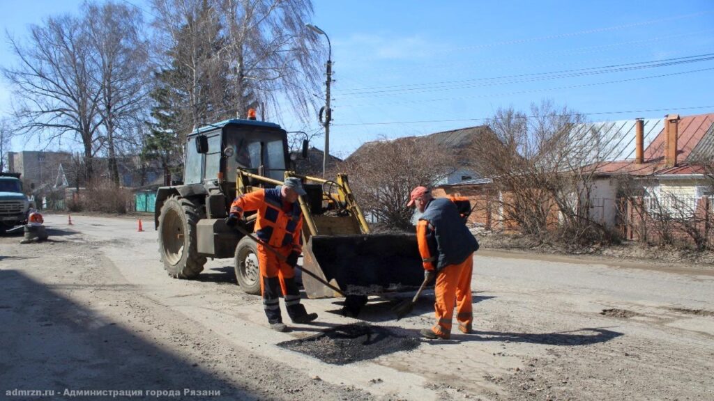 В Рязани начали ремонтировать дороги горячим асфальтом
