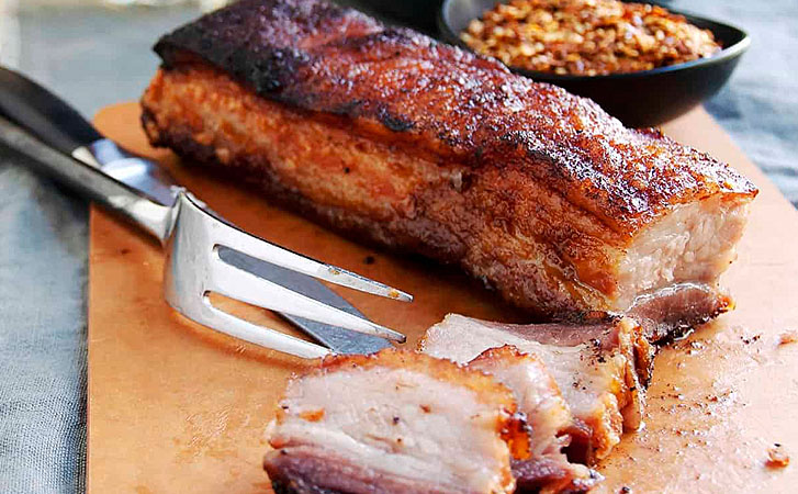 Берем килограмм самой простой грудинки и превращаем в главное мясо на любом столе. Все думают, что брали дорогую вырезку