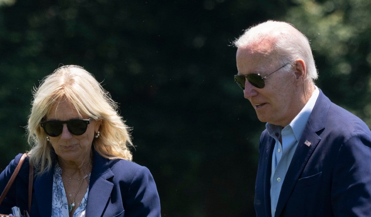 Пользователи соцсетей обсуждают грубое поведение Джилл Байден по отношению к супругу
