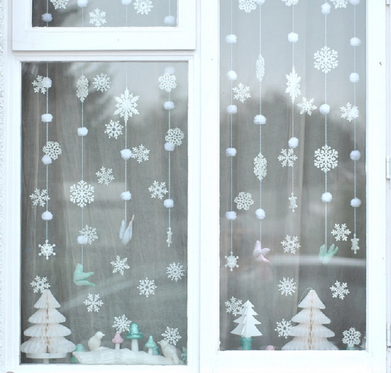 Праздничное настроение: как украсить окна на Новый год для дома и дачи,новогодний декор