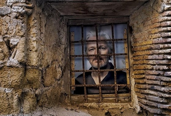 Основатель WikiLeaks Джулиан Ассанж скоро станет свободным человеком: он согласился признать вину по одному из 18 пунктов обвинения.