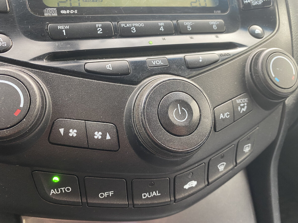 Избавляемся от запотеваний на стёклах авто при помощи одной кнопки в салоне