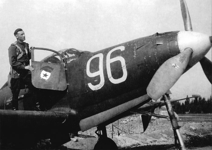 Гвардии майор А. Г. Пронин у своего истребителя Р-39 «Аэрокобра». | Фото: usiter.com.