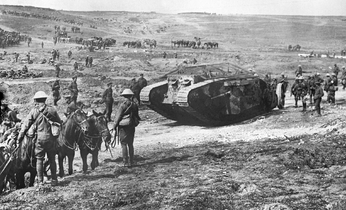 Танк Mark-I выдвигается на боевую позицию 15 сентября 1916 года. Источник изображения wikimedia.commons