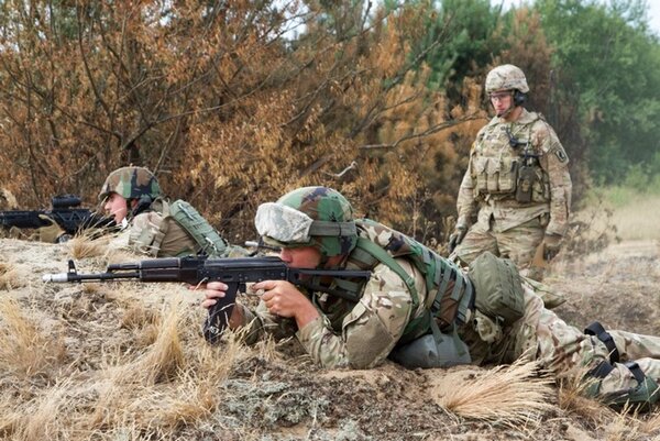 Американский инструктор учит украинских солдат стрелять. Просто позор