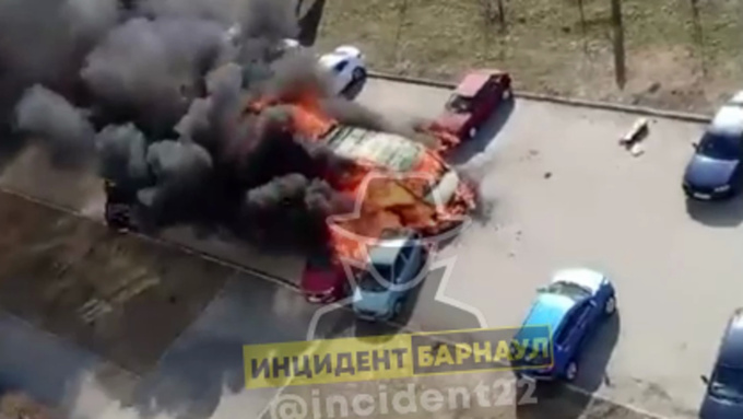 Четыре автомобиля сгорели на парковке у дома на улице Малахова в Барнауле