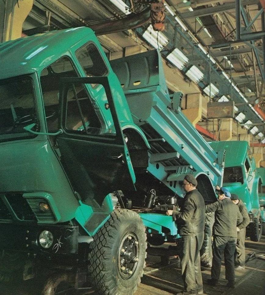 Теплые фотографии времен СССР с советскими автомобилями Теплые фотографии времен СССР с советскими автомобилями