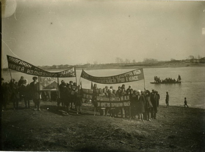 Митинг в одном из подмосковных колхозов. СССР, 1930-е годы. 