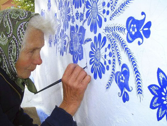 Эта 90-летняя бабушка каждый год расписывает дома жителей своей деревни декор,домашний досуг,идеи для дома,интерьер и дизайн