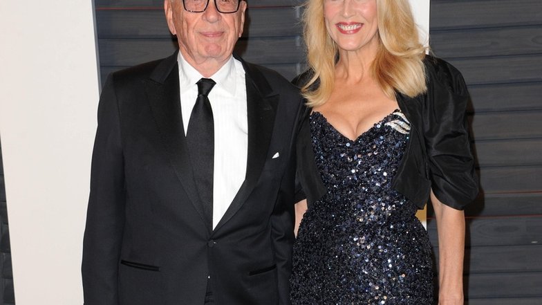 Ронни вуд и салли хамфрис. Он младше на 19 лет. Хью джекман с женой. Руперт мердок и джерри холл. Он младше на 19 лет.