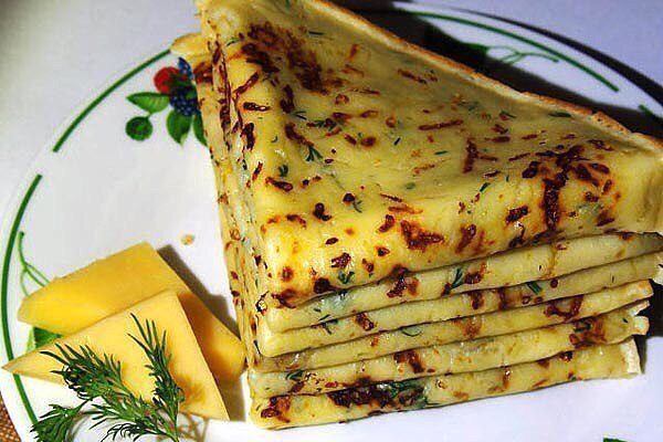 Сырные блины – это один из самых простых и в то же время популярных рецептов среди всех любителей данного блюда. 