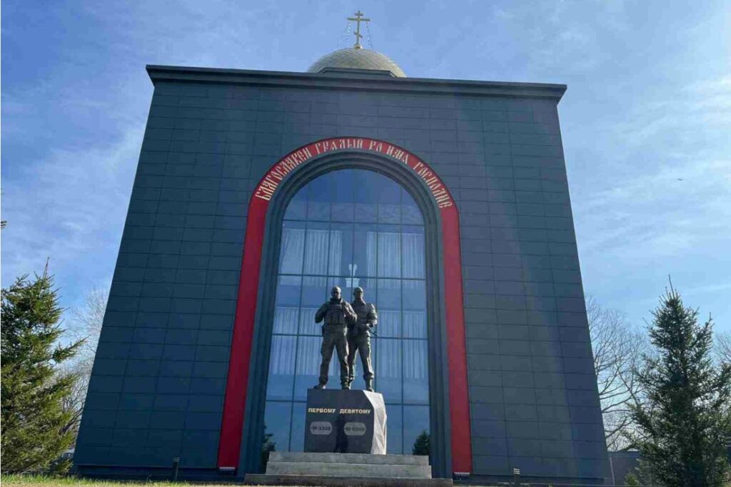 В часовне ЧВК на Кубани установили памятник Пригожину и Уткину