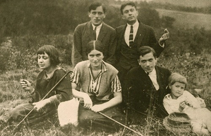 Марина Цветаева (крайняя слева), Сергей Эфрон (сзади слева) и Константин Родзевич (справа). Прага 1923.jpg