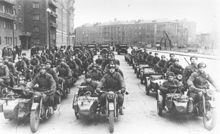 Урал: единственный мотоцикл СССР, который принял Запад производство, мотоциклов, HarleyDavidson, позже, время, Когда, находитсяЗа, момент, казалось, временную, военную, эвакуацию, Ирбитск ИВЗ, успел, поставить, мотоцикловЛюди, фронт, уходят, металл, ржавеет