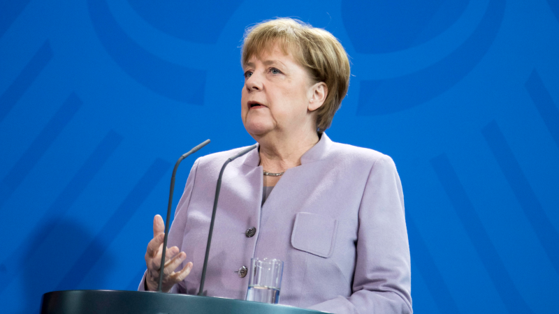 Меркель призвала не отказываться от транзита российского газа через Украину