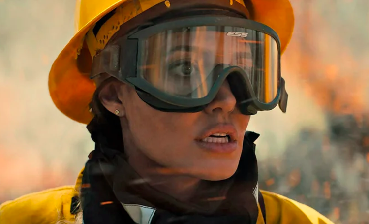 Анджелина Джоли борется с лесными пожарами в новом фильме: первые кадры Кино,Кино