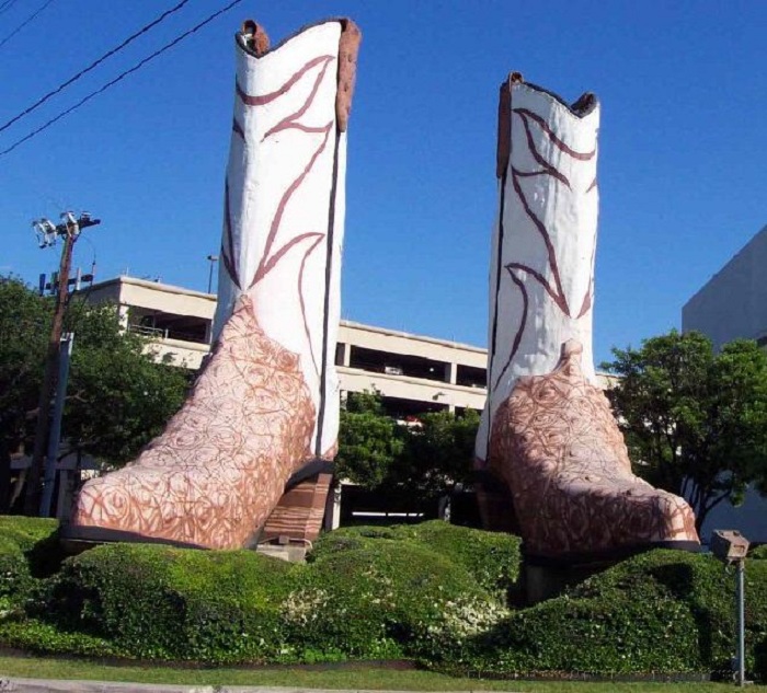 Обувь в искусстве: От изношенных башмаков Ван Гога и сапог Сталина до изящной женской туфельки с шедевром Боттичелли на стельке Обувь в искусстве: От изношенных башмаков Ван Гога и сапог Сталина до изящной женской туфельки с шедевром Боттичелли на стельке