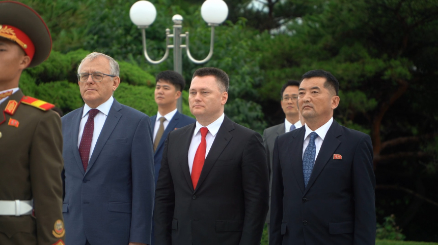 Генпрокурор Краснов возложил венок к монументу воинам Красной армии в Пхеньяне