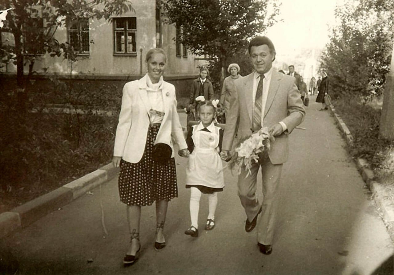 Иосиф Кобзон ведёт дочку в школу, 1980-е годы..jpg