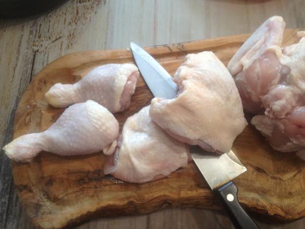 Разрезаю курицу на порционные куски