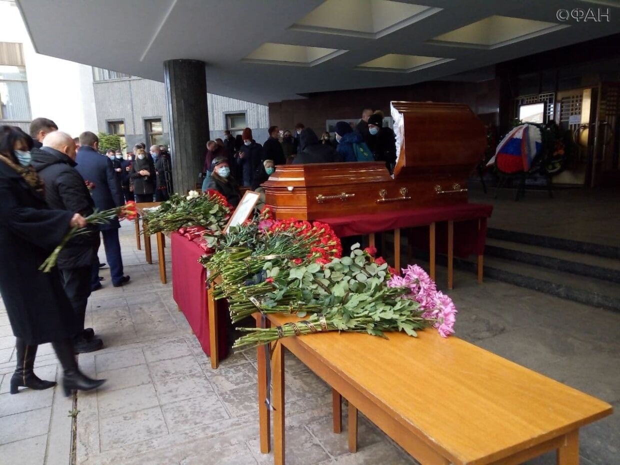 Аксенов заявил о невосполнимой утрате для Крыма на похоронах Григория Иоффе