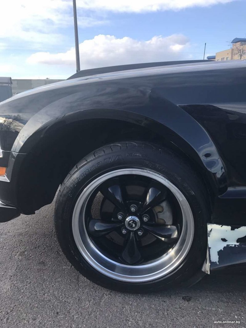 Сотрудник автомойки решил погонять на Ford Mustang и врезался в бордюр ford, mustang, авария, дтп, прикол