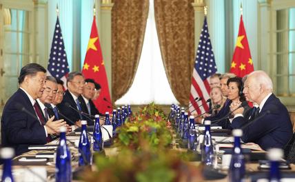 На фото: президент США Джо Байден (справа) и председатель КНР Си Цзиньпин (слева) во время встречи на полях саммита Азиатско-Тихоокеанского экономического сотрудничества.