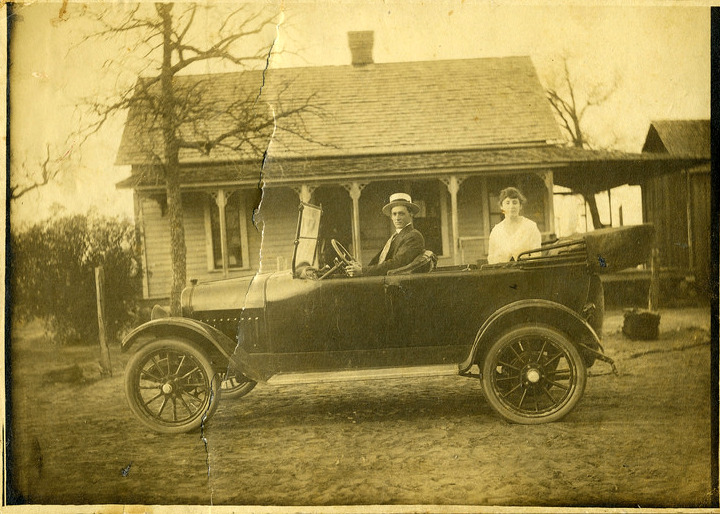 RL (Lee) Джонс и Джулия Уилкинс Джонс в их автомобиле, Poolville, Техас, 1917 винтажные фото, история, олдтаймер, ретро, ретро авто, ретро фото, старина, фото