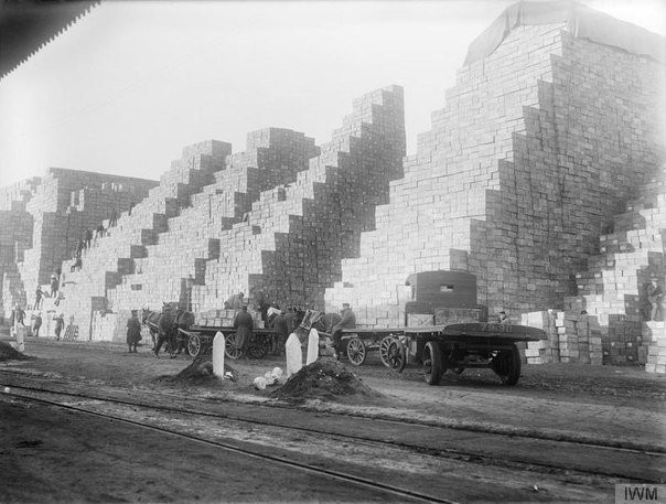 Коробки со стейками перед поставкой британской армии в Руан, Франция, 1917 год. интересно, история, фото