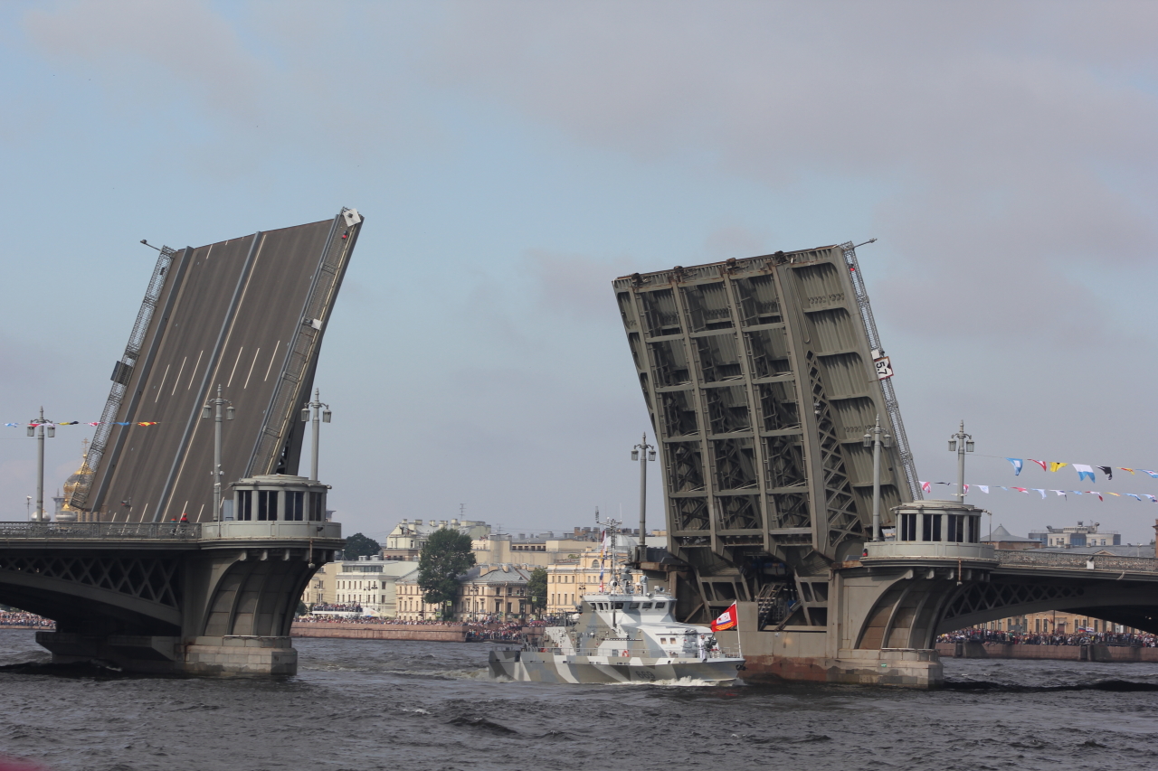 Зачем в питере разводят. Благовещенский мост развод. Развод мостов белые ночи. Мосты разводятся. Российский мост СПБ.