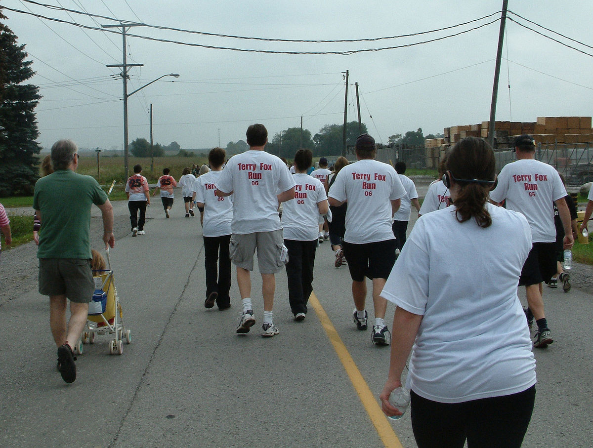 https://upload.wikimedia.org/wikipedia/commons/thumb/0/09/Terry_Fox_Run_%28Bowmanville%2C_Canada%29.jpg/1200px-Terry_Fox_Run_%28Bowmanville%2C_Canada%29.jpg