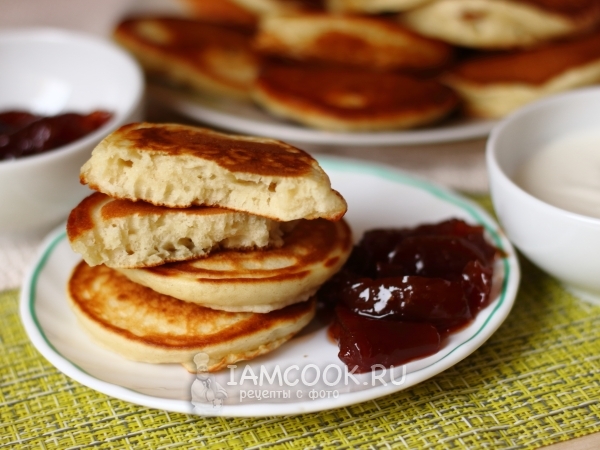 Пышные оладьи на кефире для ребенка, рецепт с фото