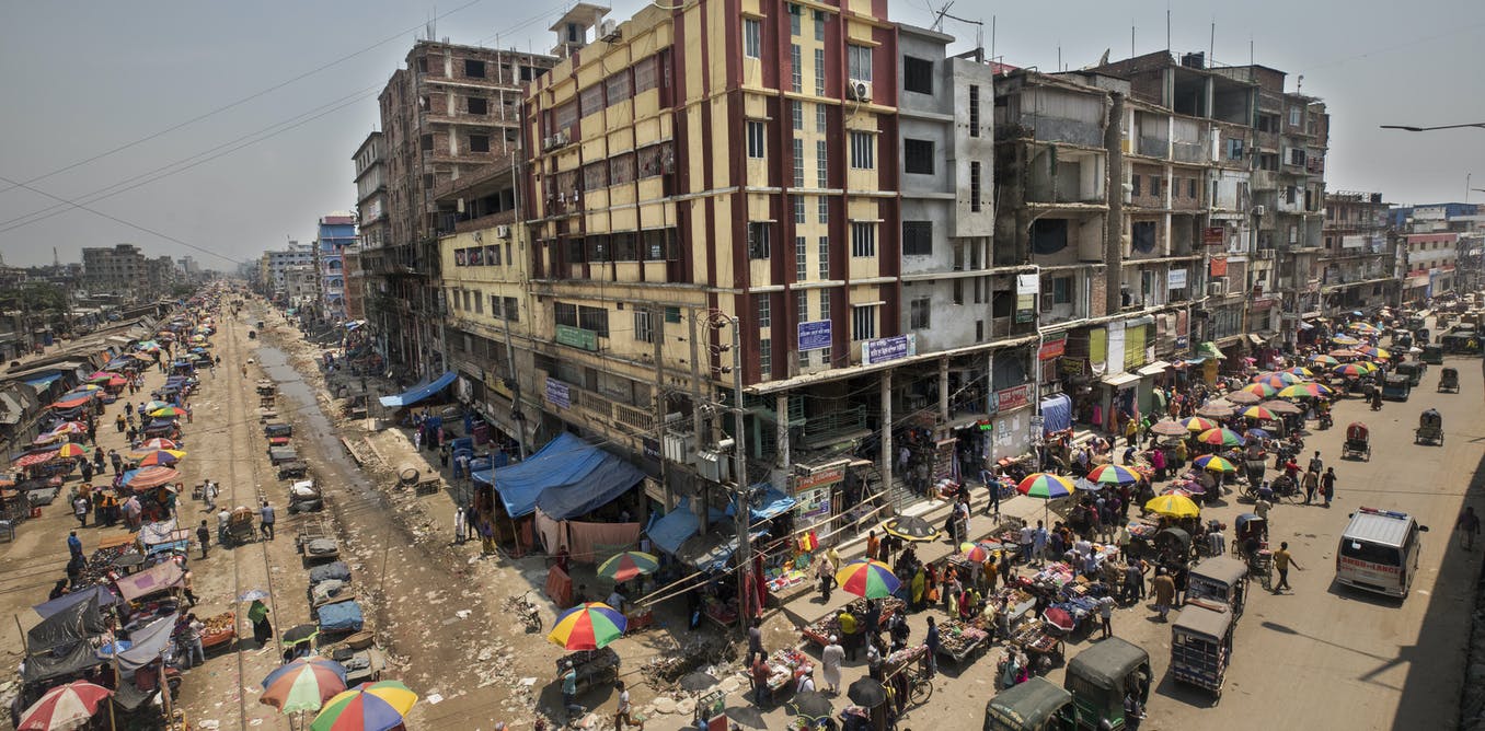 Торговая площадь в Дакке (Бангладеш), заполненная народом вопреки пандемии. Источник The Conversation