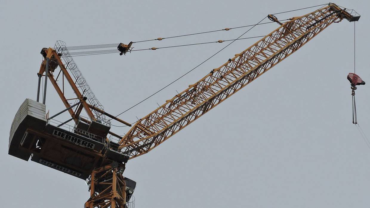 Один человек погиб и двое пострадали при обрушении башенного крана в Шанхае