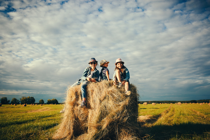 Детишке, сидящие на стоге сена. Автор фотографии: Алёна Теплова.