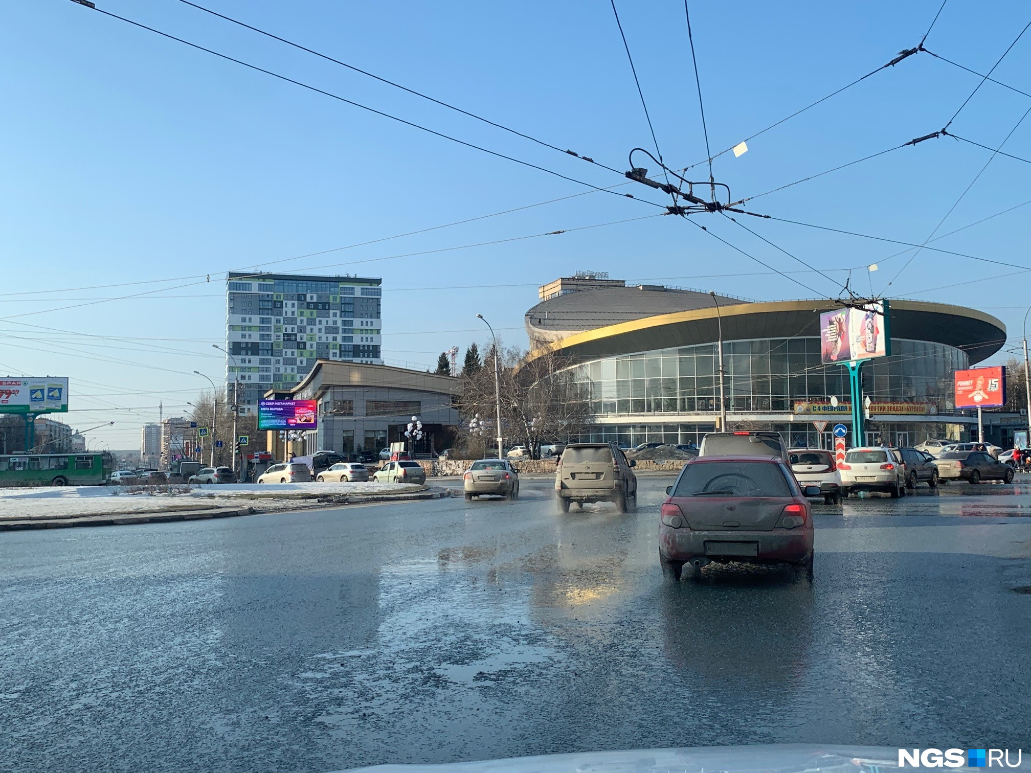 Новосиби. Новосибирский цирк. Дороги Новосибирска. Новосибирск 2023 фото. Ямы на дорогах фото.